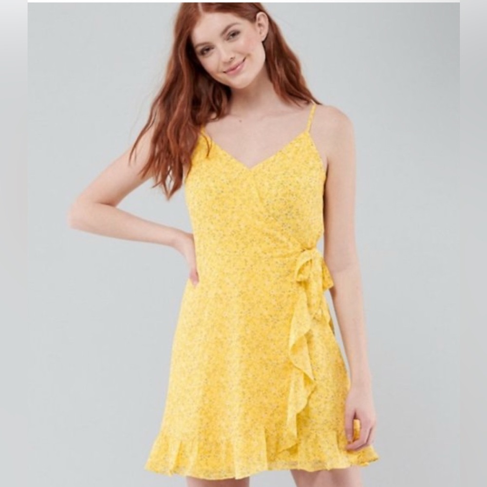 NWT! Hollister Yellow Floral Wrap Mini Dress Women's Size M
